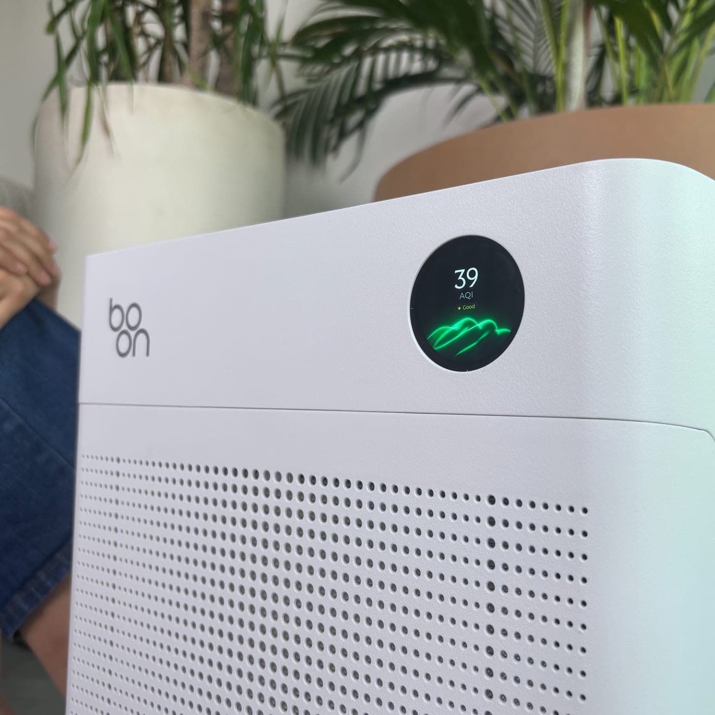 Close-up of the Boon Airvana™'s round display reading AQI 39, Good